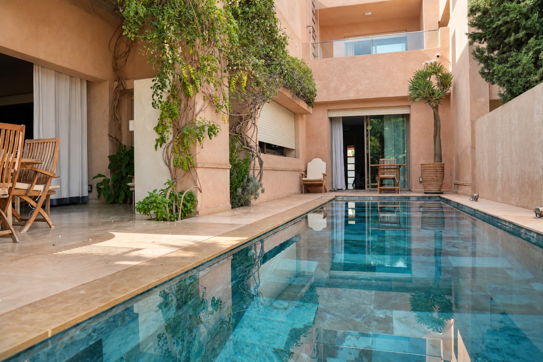 Villa Marguerite, la façade et la piscine au soleil