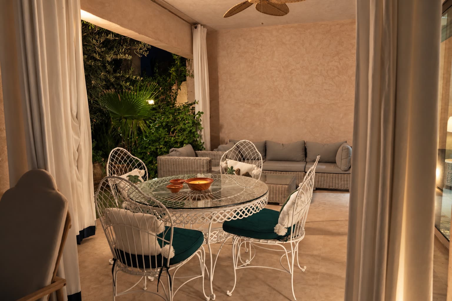 Dîner sous la terrasse couverte
